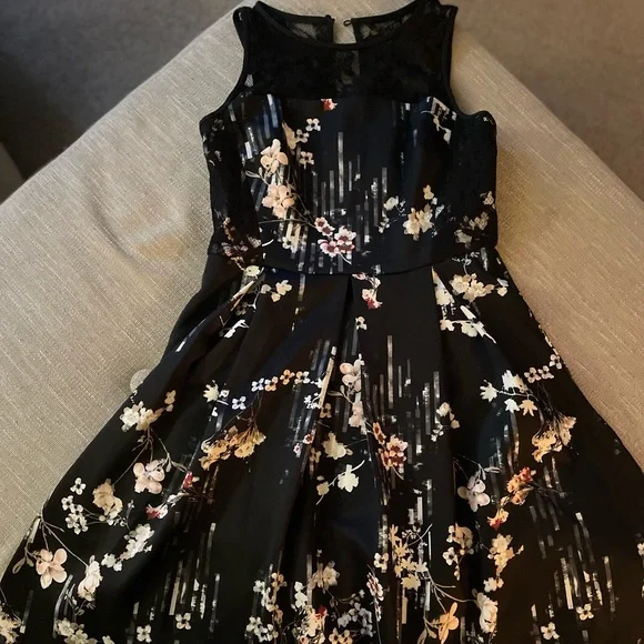 WHBM Floral-Print Fit-And-Flare Dress - Picture 5 of 11